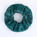 Elastisches Satin-Haargummi in Smaragdgrün mit glatter, glänzender Oberfläche - Dark Green (41)