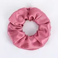 Elastisches Satin-Haargummi in Altrosa mit seidiger Textur und glänzendem Finish - Dusty Pink (45)