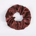 Dunkelrotbrauner Satin-Haargummi mit hoher Elastizität und glänzender Plissee-Optik - Dark Reddish Brown (46)