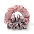 Nahaufnahme von rosa und champagnerfarbenen Satin-Scrunchies mit elastischen Bändern - Satin Lotus Rosa