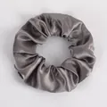 Glänzender grauer Satin-Haargummi mit hoher Elastizität und eleganter Seidentextur - Gray (55)