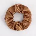 Kaffeebraunes Satin-Haargummi mit hoher Elastizität und glänzend strukturierter Oberfläche - Brown (57)