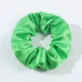 Elastisches Satin-Haargummi in Smaragdgrün mit seidig glänzendem Finish - Emerald Green (59)