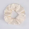 Elastisches Satin-Haargummi in Champagner-Gold mit glänzender Seidentextur-Oberfläche - Off-White (66)