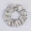 Eleganter silbergrauer Satin-Haargummi mit hoher Elastizität und glänzender Textur - Silver Gray (68)
