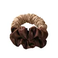 Dettaglio del bigodino in raso senza calore con design bicolore champagne e marrone - Marrone