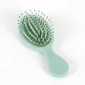 Mini brosse à cheveux vert menthe avec picots de massage et poignée compacte - Vert Avocat Mat