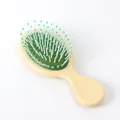 Mini-Massagebürste in Creme mit grünem Kissen und weißen Borsten zur Kopfhautpflege - Glänzend Gelbgrün