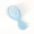 Mini-Haarbürste in Hellblau und Weiß mit Kopfhaut-Massage-Luftkissenborsten - Glänzend Rein Blau