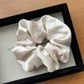 Chouchou satiné champagne soyeux avec texture plissée dans un coffret cadeau - Blanc Lait