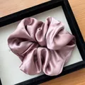 Chouchou élégant en satin rose poudré avec une finition brillante et soyeuse - Rose foncé