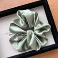 Elegante elastico scrunchie in raso verde salvia con finitura setosa e trama a pieghe - Verde Fagiolo