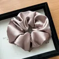 Elastico per capelli in raso lucido color caffè Morandi con finitura setosa premium - Viola Pasta di Fagioli