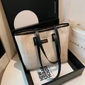 Grand sac cabas en paille crème avec finitions en cuir noir et doubles bandoulières chic - Blanc