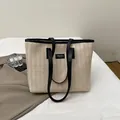 Borsa tote in paglia beige a spina di pesce con manici e finiture in pelle nera - Bianco