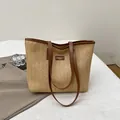 Grande borsa tote intrecciata con manici in pelle marrone e toppa decorativa - Marrone