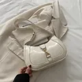 Bolso hobo de lujo francés blanco crema con acabado brillante y hebilla dorada - Blanco