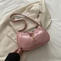Bolso de hombro rosa de charol con hebilla de pistón dorada y correa ajustable - Rosa