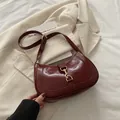 Bolso de hombro media luna rojo oscuro con hebilla dorada y acabado de cuero PU liso - Rojo