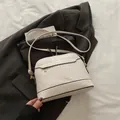 Borsa a tracolla bianca con motivo a coccodrillo, hardware oro e tracolla sottile - Bianco