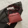 Borsa quadrata rossa con trama intrecciata, dettagli dorati e ampia tracolla in PU - Rosso
