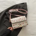 Weiße Umhängetasche mit rotem Kirschmuster und rosa Schultergurt für Damen - Rosa