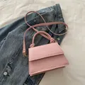 Sac à main rose clair à motif crocodile avec bandoulière et fermoir doré chic - Rose