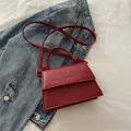 Sac à main bordeaux en similicuir embossé crocodile avec bandoulière et poignée fixe - Rouge
