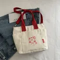Bolso de lona blanco con asas rojas y estampado de oso de dibujos animados informal - Rojo (Sin Colgante)