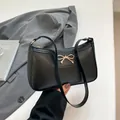 Minimalistische zwarte baguette schoudertas met gouden strikdetail voor dames - Zwart