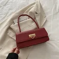Bolso de hombro rojo oscuro con relieve de cocodrilo y cierre metálico dorado - Rojo