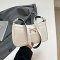 Minimalistische witte baguette-tas van kunstleer met gouden metalen strikgesp - Wit