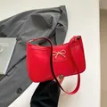 Chique rode baguette schoudertas van kunstleer met een decoratieve gouden strik - Rood