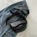 Bolso de hombro negro de media luna con grabado de cocodrilo y correa ancha tejida - Negro