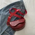 Bolso de montura burdeos semicircular con diseño de cocodrilo y correa ancha de nailon - Rojo