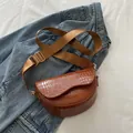 Bolso de hombro marrón tipo silla de montar con textura de cocodrilo y correa ancha - Marrón