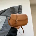 Κλασική καφέ τσάντα σέλας από ματ δέρμα με ρυθμιζόμενο λουράκι ώμου για γυναίκες - Καφέ