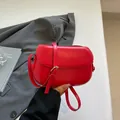 Κόκκινη τσάντα σέλας από λείο δέρμα PU με ρυθμιζόμενο λουράκι και χρυσές λεπτομέρειες - Κόκκινο
