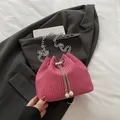 Bolso saco de tejido rosa con cordón ajustable, cadena plateada y perlas blancas - rosa intenso