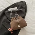 Bolso tipo cubo tejido marrón con cadena de metal plateado y adornos de perlas - Marrón