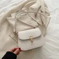 Schicke beige gewebte Umhängetasche mit eleganter goldener U-förmiger Metallschnalle - Weiß