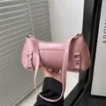 Borsa hobo in pelle opaca rosa con fibbia argentata e borchie, borsa a spalla a mezzaluna - Rosa