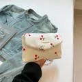 Sac bandoulière en velours côtelé blanc avec broderie cerise et bandoulière chaîne - Imprimé Cerise Blanc