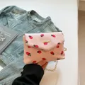 Sac bandoulière en velours côtelé rose imprimé fraises avec chaîne dorée - Imprimé Fraise Rose