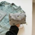 Mini sac bandoulière gris en velours côtelé avec nœuds brodés et chaîne dorée - Imprimé Nœud Papillon Gris