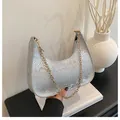 Borsa hobo argento a motivo serpente con catena dorata per un look minimalista chic - Argento