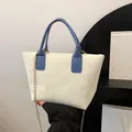 Minimalistische Cord-Tasche in Beige mit blauem Griff und goldenem Metallketten-Schultergurt - Weiß mit Blau