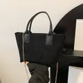 Minimalistische schwarze Cord-Tragetasche mit Ledergriffen und goldener Kette - Schwarz