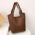 Braune gewebte Bucket-Tasche mit verstellbaren Riemen und goldenen Schnallen - Braun Webmuster