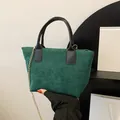 Dunkelgrüne Cord-Einkaufstasche mit schwarzem Ledergriff und goldener Kette - Grün